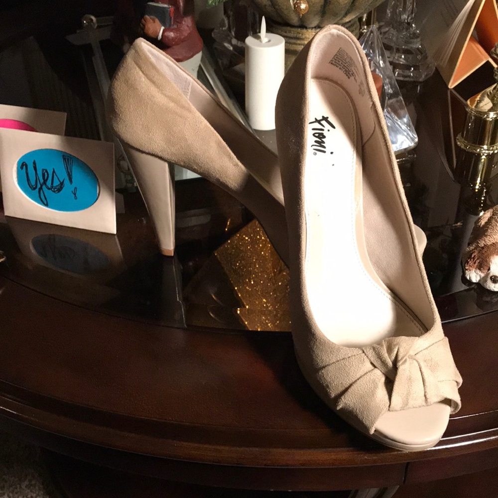 Fioni Tan Heels Peep Toe Bow Shoe Pump Size 9
